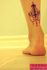 여자 다리를위한 아름다운 토템 램프 문신 패턴