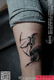 Is é an tóir atá ar chos an-dathúil patrún tattoo Sagittarius