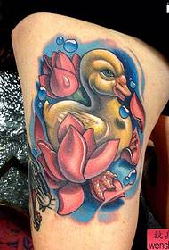 un bellissimo e grazioso tatuaggio con una piccola anatra gialla sulla coscia