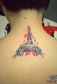 Cô gái trở lại một hình xăm tháp Eiffel đầy màu sắc