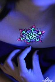een groep mooie en gepersonaliseerde fluorescerende tatoeages