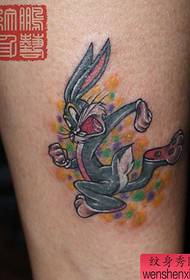 patrón de tatuaje de conejo de dibujos animados lindo de pierna