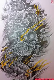 ett manuskript för dragonflamma-tatuering
