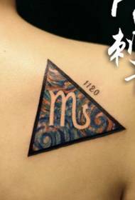djevojka ramena škorpion simbol tetovaža uzorak