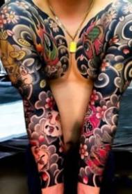 Dominerande färg traditionella tatueringsmönster uppskattning