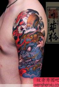 De japanesche Tattoo Artist Arm Donkey Kong Tattoo funktionnéiert