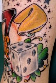 Dadi colorati e motivo a tatuaggio a quattro foglie