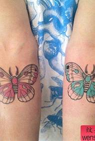 brazo de niña bonito patrón de tatuaje de mariposa pequeña