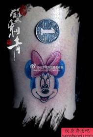 bacağında küçük ve popüler bir Mickey Mouse dövme deseni