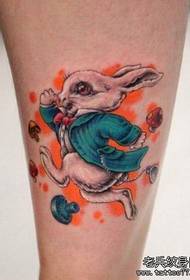 Djevojačke noge s crtanim uzorkom tetovaža zečeva