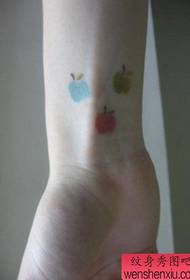 dievča jablko zápästie tetovanie vzor