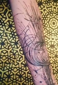 검은 선 창조적 인 기하학적 스플래시 라인 문신 그림에 소년 팔