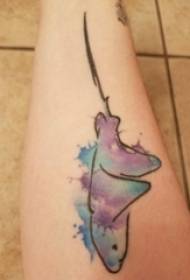 braccio di ragazze su linea nera foto di tatuaggi animali inchiostro blu sfumato blu-viola
