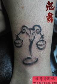 noha krásny atramentový štýl súhvezdí tetovanie