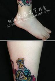 लड़कियों के पैर खूबसूरती से लोकप्रिय कुंभ टैटू पैटर्न