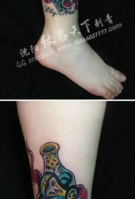 Ko nga waewae kotiro he ataahua nga tohu tattoo Aquarius rongonui