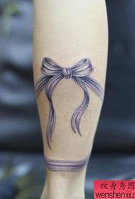 女孩子腿部时尚的蝴蝶结纹身图案