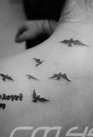 jenter skuldre mote bokstaver og fugl tatovering design