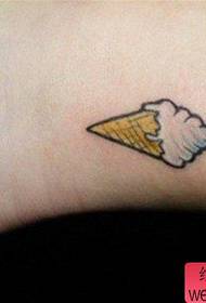 vajzat këmbët Një model i vogël tatuazhesh për akullore