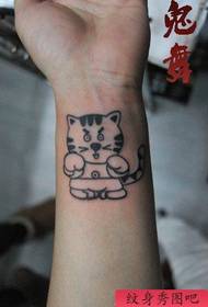 lengan gadis kartun pola tato harimau