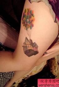 女孩子腿部气球与房子纹身图案