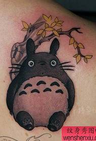 Retour mignon modèle de tatouage Totoro