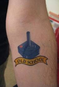 käsivarsiväri vanhan koulun peliaseman ohjaussauvan tatuointi