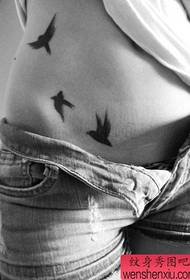 gadis perut totem burung menelan pola tato kecil