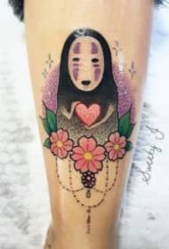 Jang Qian va Chihiro, yuzsiz erkaklarga tatuirovkada ishlaydi