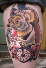 old school hedgehog bär hatt ridning cykel tatuering mönster