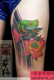 იაპონური ტატუისტის ფეხი ბაყაყი Lotus Tattoo მუშაობს