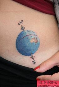 un pequeño patrón de tatuaje de tierra en el abdomen de la niña