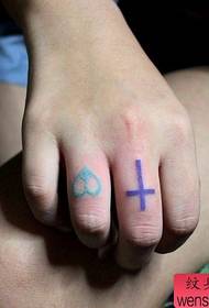 लड़की उंगली छोटे ताजा क्रॉस प्यार और युद्ध-विरोधी प्रतीक टैटू पैटर्न