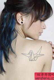 jednostavan uzorak tetovaže papirnih dizalica na ramenu djevojke