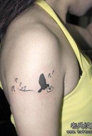 braccio ragazza note di bell'aspetto e disegno del tatuaggio dell'uccello