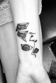 काले ग्रे स्केच रचनात्मक सार छोटे पैटर्न टैटू चित्र पर लड़की हाथ