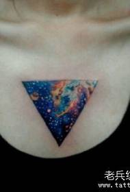 meisje borst een driehoek ster tattoo patroon