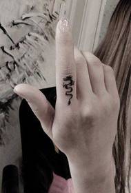 meisje vinger knap totem draak tattoo patroon