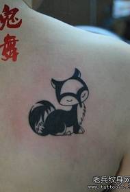 少女可愛圖騰狐狸紋身圖案在肩上