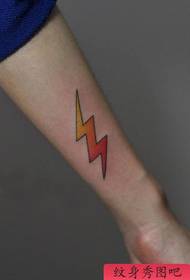 女生手臂一幅彩色小闪电纹身图案