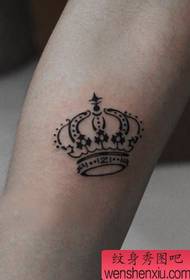 девојка руку мода тотем круна тетоважа узорак