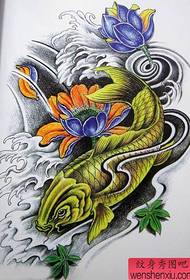 un manuale di tatuu di loto carpa d'oru