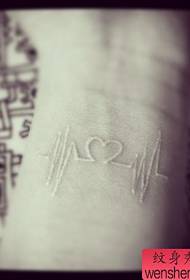 dievča na zápästí EKG tetovanie vzor