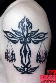 totem braccio tatuaggio bilancia