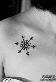 Bellissimo modello di tatuaggio femminile con fiocco di neve sul petto