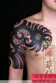 Tatuajul japonez cu tot cu jumătate de tigru funcționează tatuaj