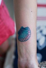 model vajzë me tatuazhe të vogël shell me vajzë