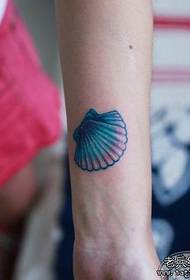 modèle de tatouage de coquille couleur bras de fille