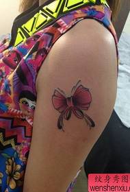 un model de tatuaj arcul mic al brațului unei fete