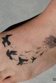 instep dandelion ng batang babae at pattern ng tattoo ng pigeon